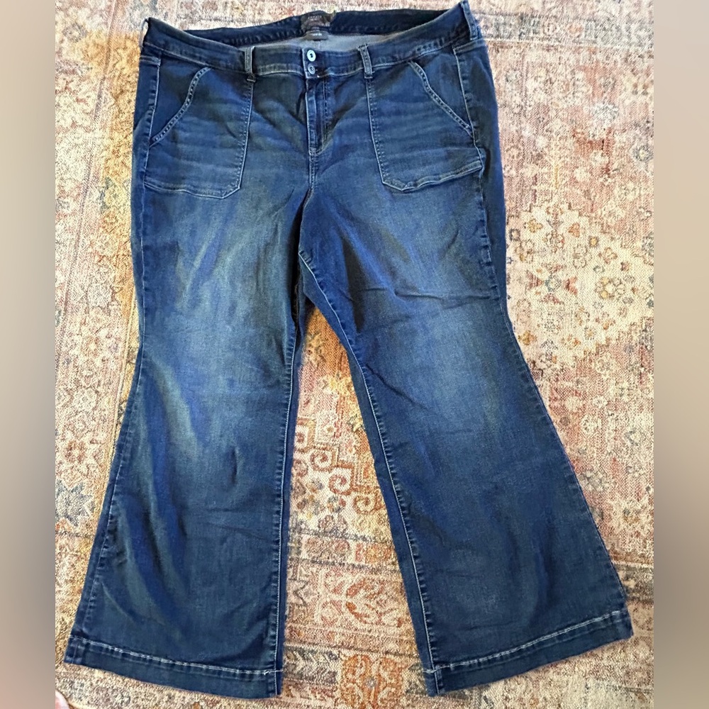 Torrid 28R mid- rise stretch flare jeans